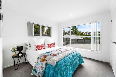 Photo of property in 32 Corricvale Way, Northcross, Auckland, 0630