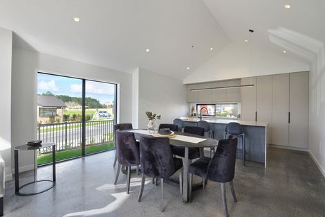 Photo of property in 38 Vinistra Road, Kumeu, 0810