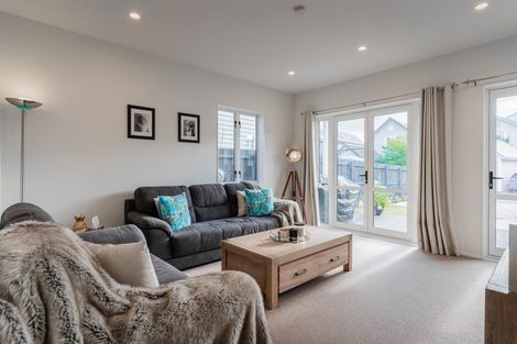 Photo of property in 5 Stitchbird Crescent, Papakura, 2110