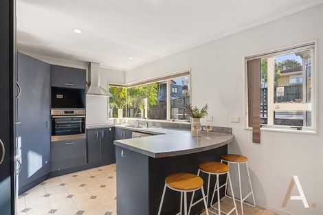 Photo of property in 17 De Havilland Drive, Goodwood Heights, Auckland, 2105