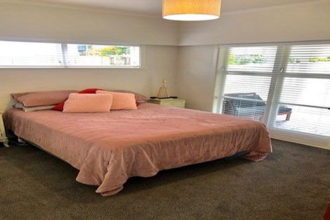 Photo of property in 1/2 East Coast Road, Milford, Auckland, 0620