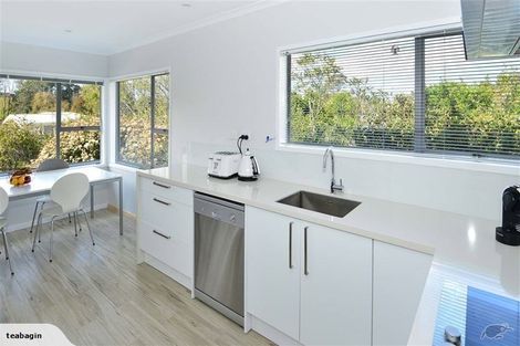 Photo of property in 28 Totaravale Drive, Totara Vale, Auckland, 0629