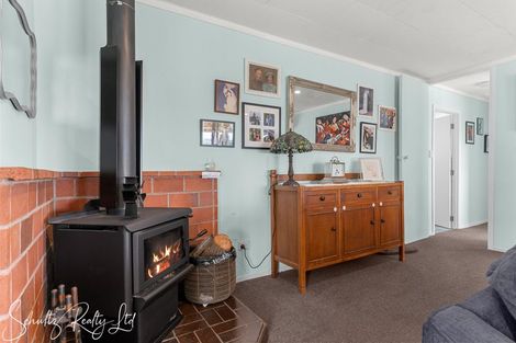 Photo of property in 10 Oxford Street, Whakapirau, Maungaturoto, 0583