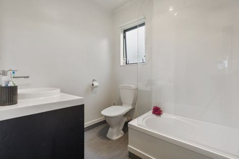 Photo of property in 2/140 Shifnal Drive, Randwick Park, Auckland, 2105