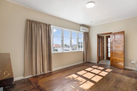 Photo of property in 30 Onewa Road, Northcote Point, Auckland, 0627