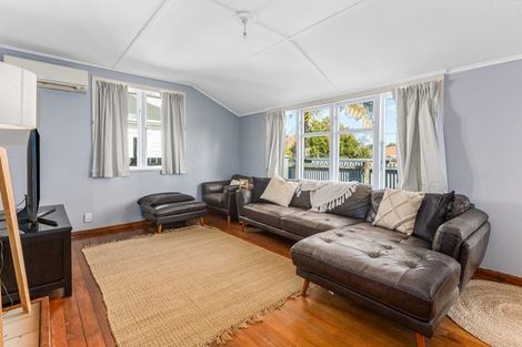 Photo of property in 121 Cambridge Terrace, Fairfield, Lower Hutt, 5011