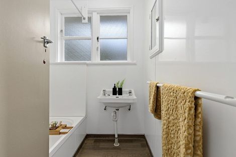 Photo of property in 24 Sare Crescent, Fairfield, Hamilton, 3214