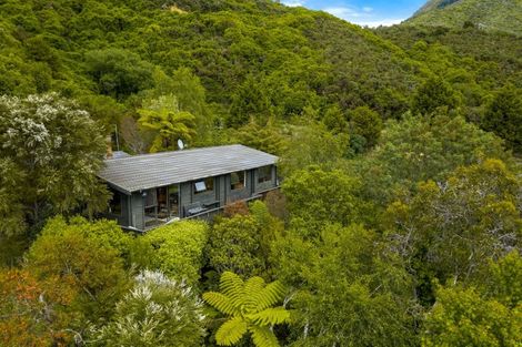 Photo of property in 15 Webster Place, Picton, 7220