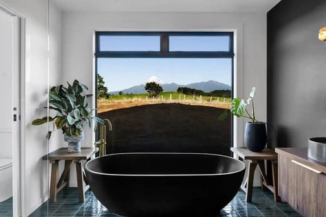 Photo of property in 7 Te Ara Karoiroa Road, Hurford, New Plymouth, 4374