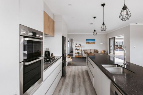 Photo of property in 111 Oteki Park Drive, Welcome Bay, Tauranga, 3112
