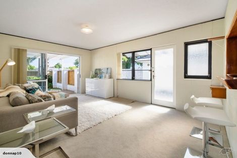 Photo of property in 2/10 Park Estate Road, Rosehill, Papakura, 2113