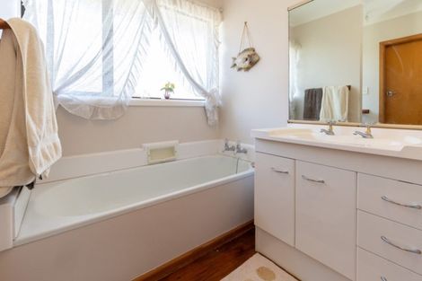 Photo of property in 11 Oriana Crescent, Hornby, Christchurch, 8042