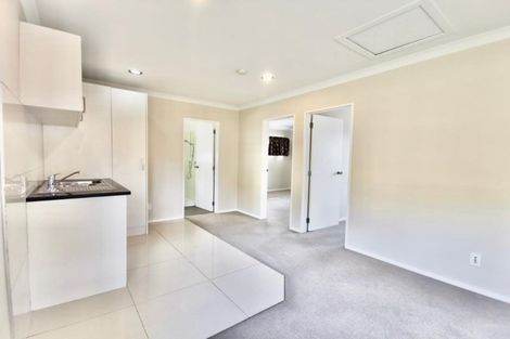Photo of property in 1 Mark Edward Drive, Half Moon Bay, Auckland, 2012