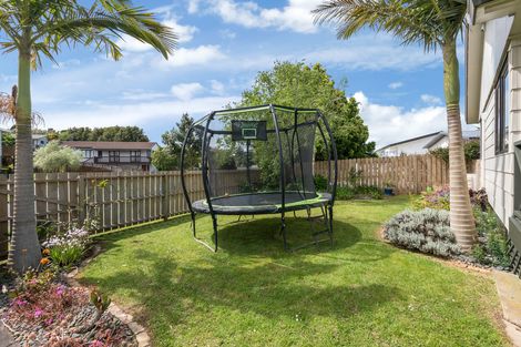 Photo of property in 25 Gosford Drive, Botany Downs, Auckland, 2010