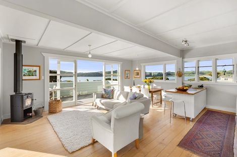 Photo of property in 2 Government Road, Raglan, 3225