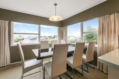 Photo of property in 24 Holdaway Avenue, Northcote, Auckland, 0627