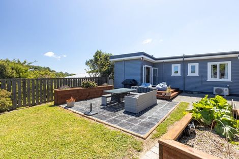 Photo of property in 8 Lyndfield Lane, Newlands, Wellington, 6037