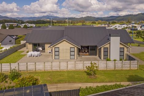 Photo of property in 10 Topping Place, Whitianga, 3510