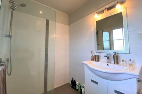 Photo of property in 3/220 East Coast Road, Forrest Hill, Auckland, 0620