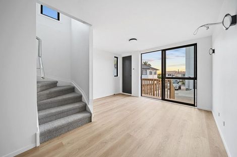 Photo of property in 4/17 Sunnyfield Crescent, Glenfield, Auckland, 0629