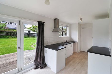 Photo of property in 32 Victory Crescent, Tawa, Wellington, 5028