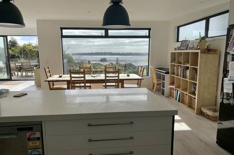 Photo of property in 6b Calder Place, Wai O Taiki Bay, Auckland, 1072