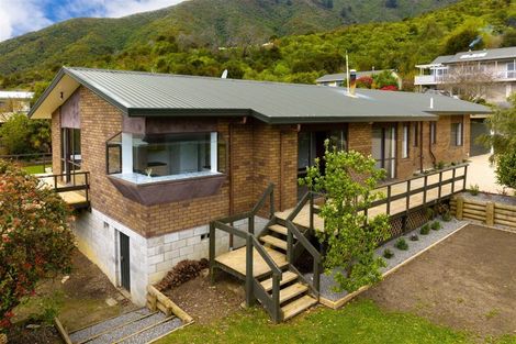 Photo of property in 12 Rimu Terrace, Waikawa, Picton, 7220
