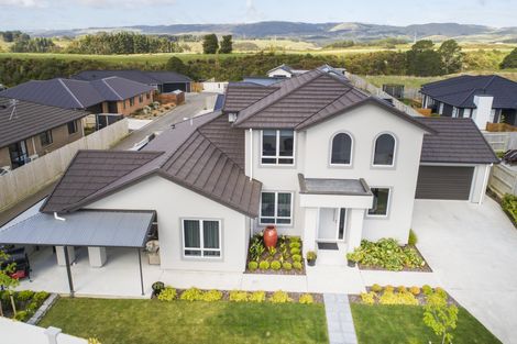 Photo of property in 124 Johnstone Drive, Fitzherbert, Palmerston North, 4410