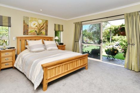 Photo of property in 90 Willowview Drive, Redwood, Christchurch, 8051