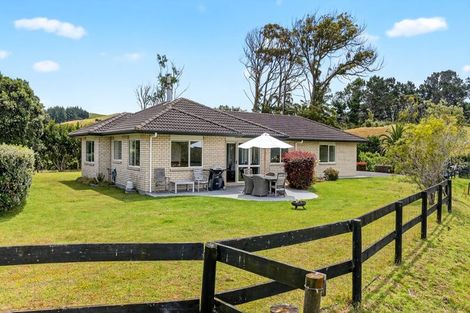 Photo of property in 1014 South Head Road, South Head, Helensville, 0874