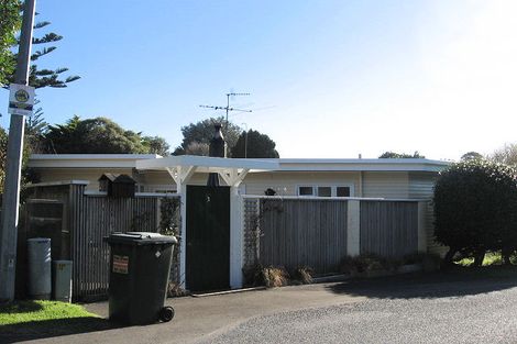 Photo of property in 1 The Crescent, Raumati South, Paraparaumu, 5032