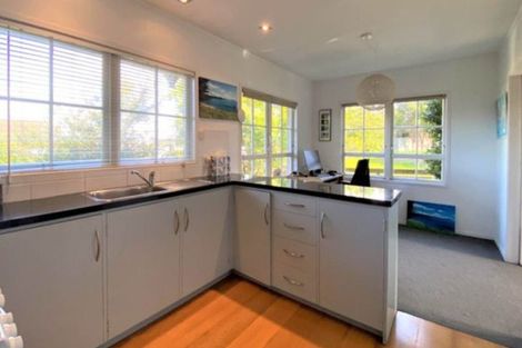 Photo of property in 3/220 East Coast Road, Forrest Hill, Auckland, 0620