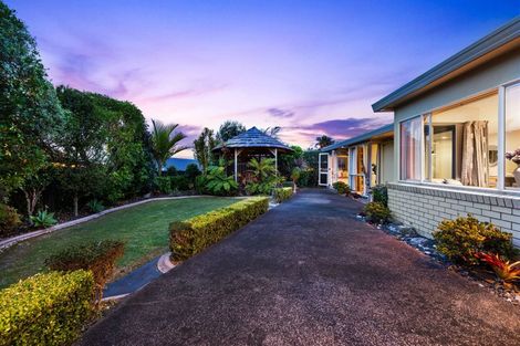 Photo of property in 10 Kerlin Crescent, West Harbour, Auckland, 0618