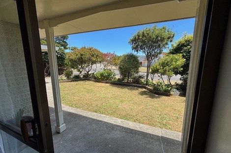 Photo of property in 28 Rewarewa Crescent, Waikanae, 5036