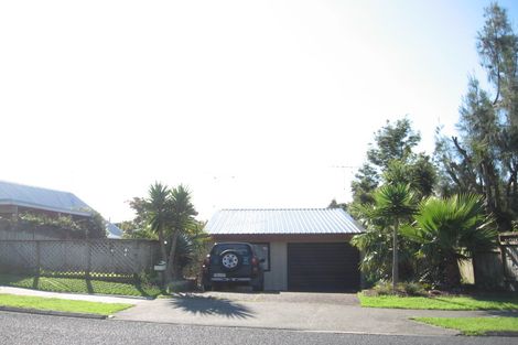 Photo of property in 2/41 Charles Dickens Drive, Mellons Bay, Auckland, 2014