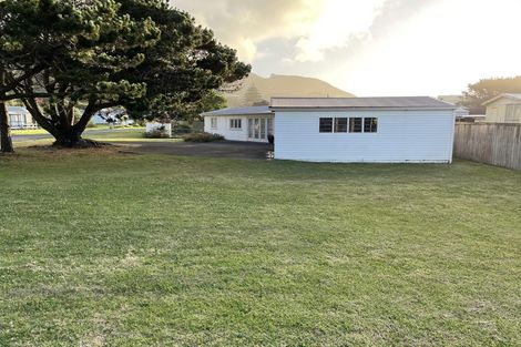 Photo of property in 21 Centreway Road, Port Waikato, 2695