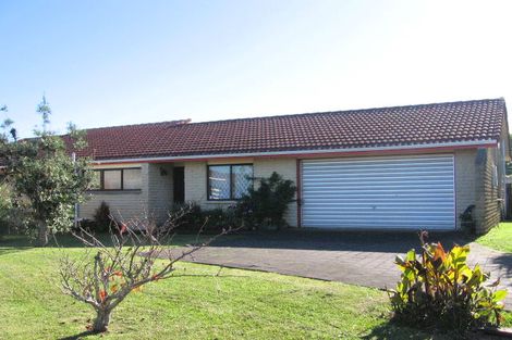 Photo of property in 5 Bosnyak Drive, Te Atatu South, Auckland, 0610