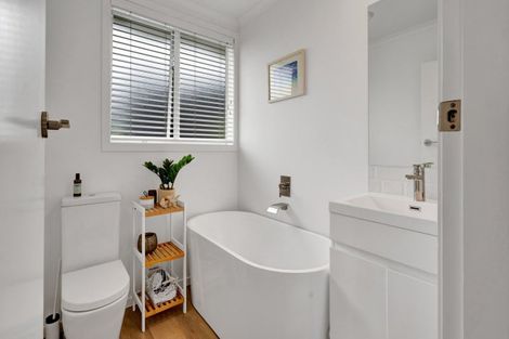 Photo of property in 15 Kowhai Street, Strandon, New Plymouth, 4312