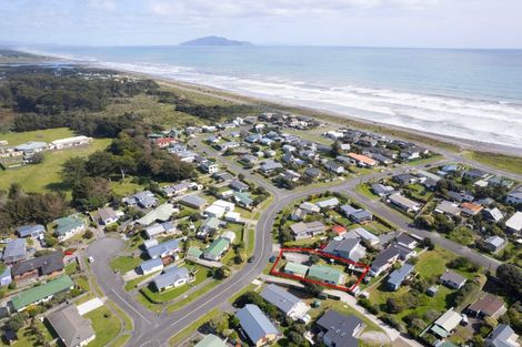 Photo of property in 14 Karaka Street, Otaki Beach, Otaki, 5512
