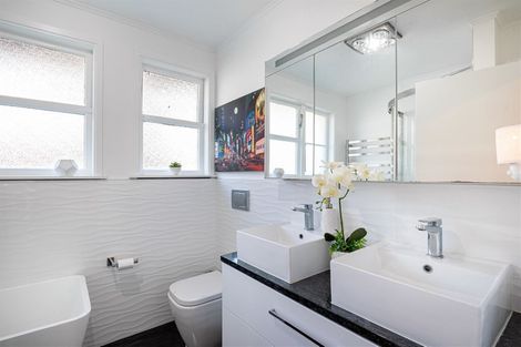 Photo of property in 83 Onewa Road, Northcote, Auckland, 0627