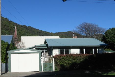 Photo of property in 17 Karamu Street, Eastbourne, Lower Hutt, 5013
