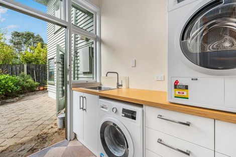 Photo of property in 42 Clifton Terrace, Fitzherbert, Palmerston North, 4410