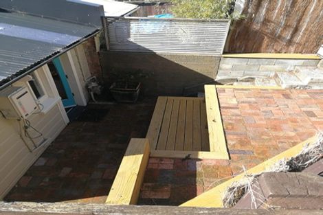 Photo of property in 180 Sutherland Road, Lyall Bay, Wellington, 6022