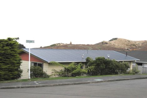 Photo of property in 14 Cheltenham Terrace, Newlands, Wellington, 6037