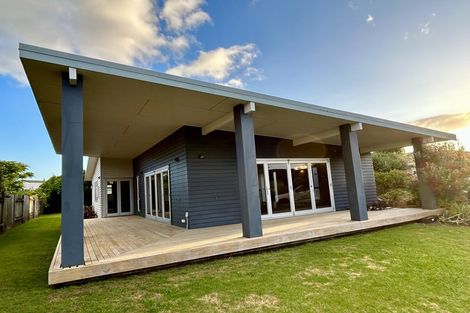 Photo of property in 10 Paradise Point Place, One Tree Point, 0118