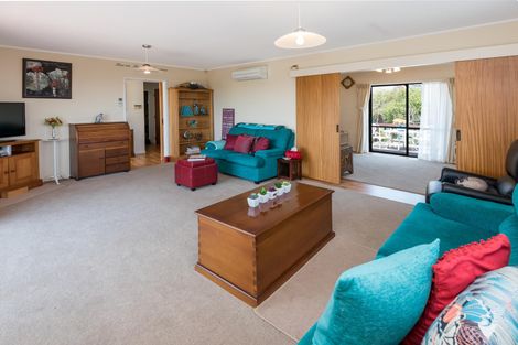 Photo of property in 14 Gwenand Place, Botany Downs, Auckland, 2010