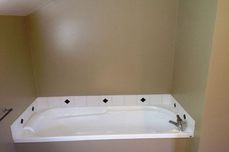 Photo of property in 32 Avalon Crescent, Fernhill, Queenstown, 9300