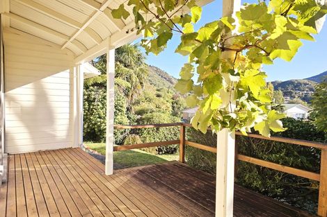 Photo of property in 125 Wellington Street, Picton, 7220