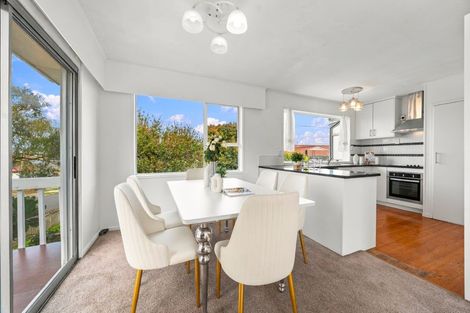 Photo of property in 13 Booralee Avenue, Botany Downs, Auckland, 2010