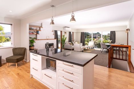 Photo of property in 16 Omega Street, Newlands, Wellington, 6037